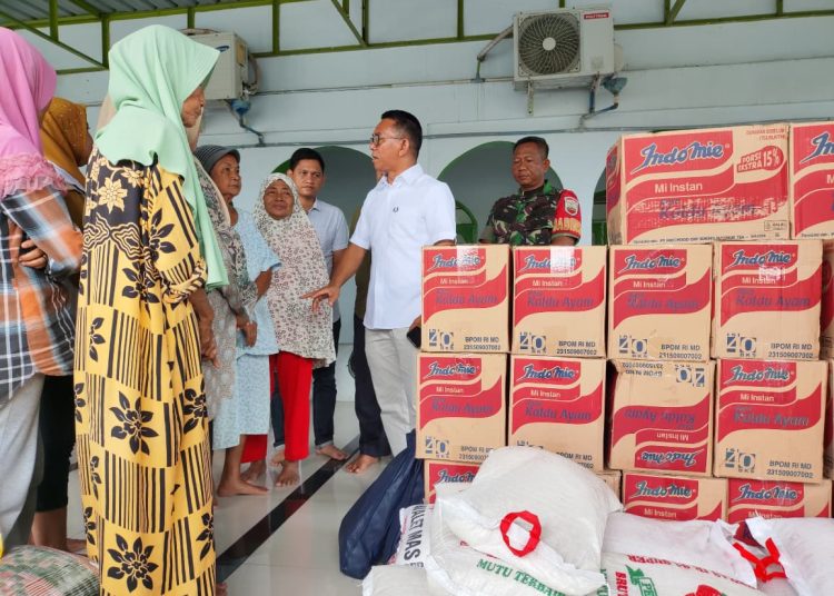 Wakil Wali Kota Medan H Zakiyuddin Harahap (kanan) saat menyerahkan bantuan di dapur umum yang dibangun swadaya warga di Masjid Al Hijrah, Lingkungan 11,.(Satunusantara news/HO-Diskominfo Medan).