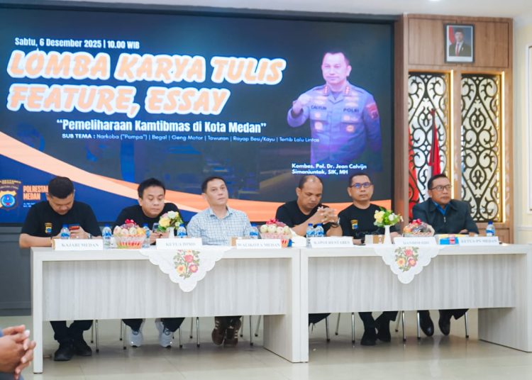 Kadis Kominfo Kota Medan, Arrahmaan Pane (tengah) pada  acara Lomba Karya Tulis Feature dan Essay, yang menunjukkan komitmen dalam membangun kebersamaan lewat tulisan.
di Aula Patriatama Polrestabes Medan.(Satunusantara news/HO-Diskominfo Medan)