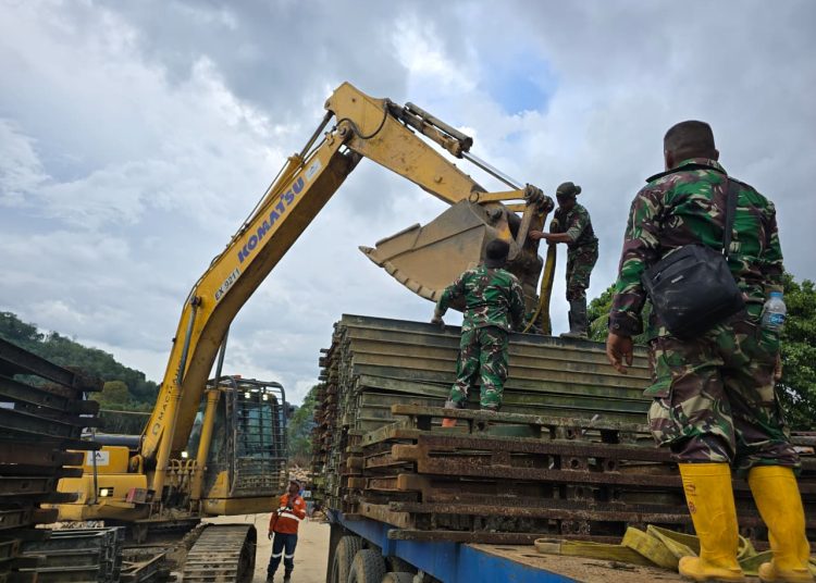 Satgas Penanggulangan Bencana Yonzipur I/BB memulai membangun jembatan Bailey di Desa Garoga, Kecamatan Batang Toru, yang berada di perbatasan Kabupaten Tapsel dan Tapteng.(Satunusantara news/HO-Pendam I/BB)