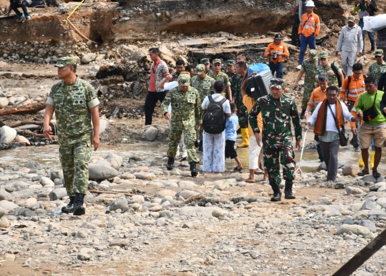 Wakil Panglima TNI Jenderal TNI Tandyo Budi Revita (kiri) saat meninjau jalan dan jembatan yang terputus akibat banjir dan tanah longsor di  Desa Garoga, Kecamatan Batang Toru, Kabupaten Tapsel, Sumatera Utara.(Satunusantara news/HO-Pendam I/BB).