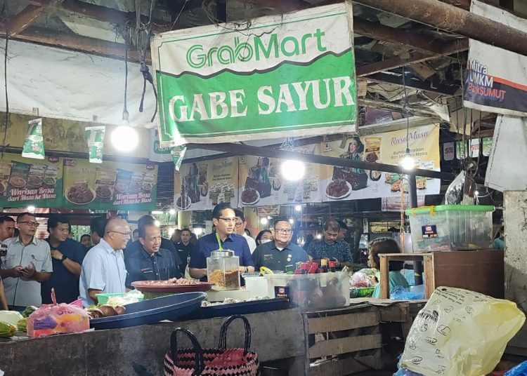 Wali Kota Medan, Rico Tri Putra Bayu Waas (tengah) saat  memantau harga bahan pokok di pasar Pringgan, Jalan Iskandar Muda Medan.(Satunusantara news/HO-Diskominfo Medan).