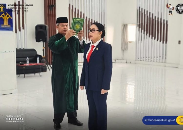 Nur Handayani (kanan) saat diambil sumpahnya sebagai , Anggota MKNW Sumut  periode 2025-2028  di Kanwil Kemenkum Sumut.(Satunusantara news/HO-Kanwil Kemenkum Sumut).