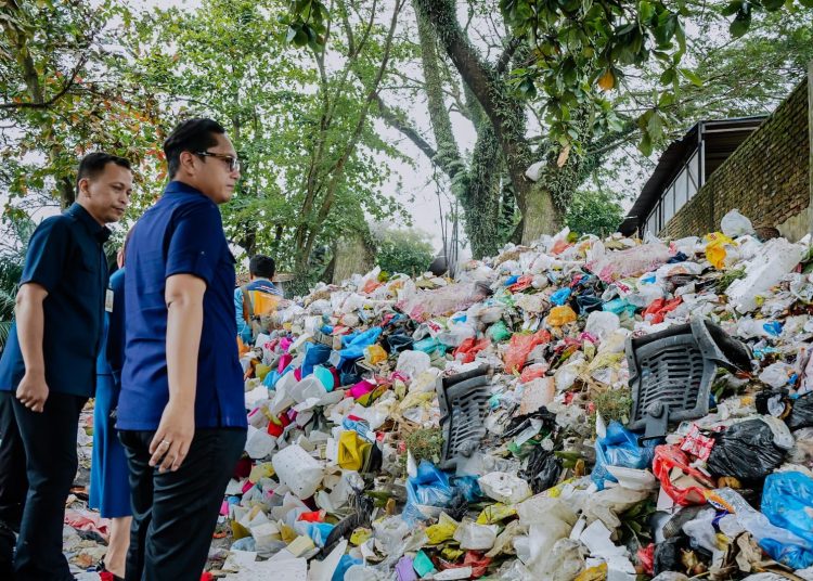 Wali Kota Medan Rico Tri Putra Bayu Waas (kanan) saat meninjau TPS Seksama, Jembatan Jalan Nawi Harahap, Kelurahan Menteng, Kecamatan Medan Denai yang mengalami kelebihan muatan.(Satunusantara news/HO-Diskominfo Medan).