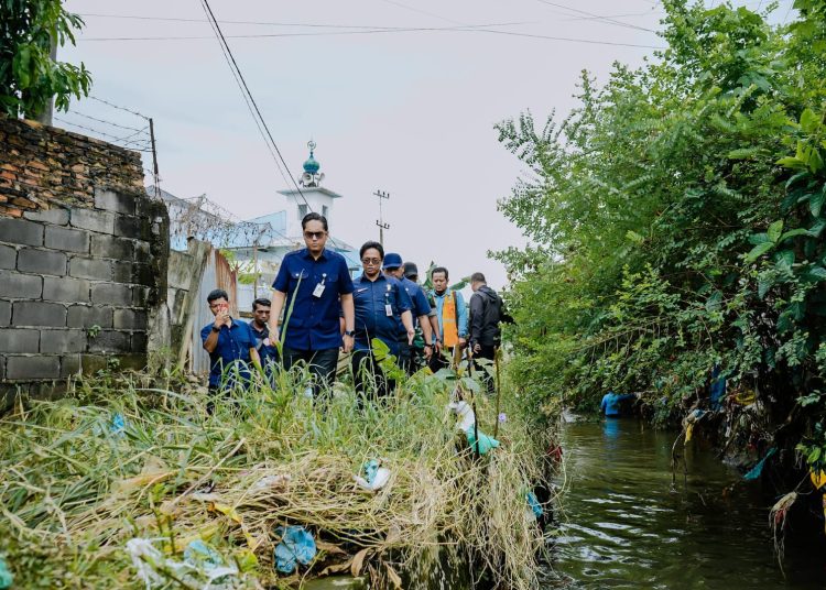 Wali Kota Medan Rico Tri Putra Bayu Waas (tengah) menyusuri pinggiran Sungai Batuan yang dipenuh sampah, dan semak belukar saat meninjau aliran sungai di Jalan Sumber Amal, Kelurahan Harjosari II, Kecamatan Medan Amplas.(Satunusantara news/HO-Diskominfo Medan).