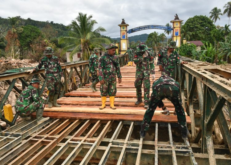 Satgas Yonzipur I/DD, saat  ,mengerjakan pemasangan jembatan Bailey di Desa Garoga, yang menjadi penghubung antara Kabupaten Tapteng dan Tapsel.Satunusantara news/HO- Pendam I/BB)