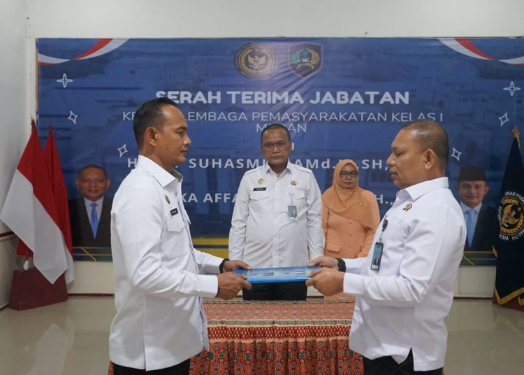 Kepala Lapas Kelas I Medan yang baru Fonika Affandi (kiri) saat menerima memory jabatan dari   Herry Suhasmin di Kanwil Ditjenpas Sumut.(Satunusantara news/HO-Lapas Medan).