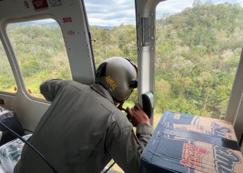 Satgas Yonif 122/TS laksanakan penurunan bantuan logistik melalui jalur udara di Sitahuis Tapteng