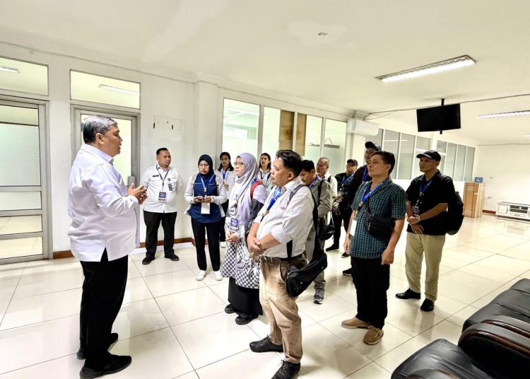 Kakanwil Ditjen Imigrasi Sumut, Teodorus Simarmata (kiri) saat menyampaikan sambutan ketika memberangkatkan  jurnalis dalam kegiatan Media Tour dan Refleksi Akhir Tahun 2025.(Satunusantara news/HO-Kanwil Ditjen Imigrasi Sumut)