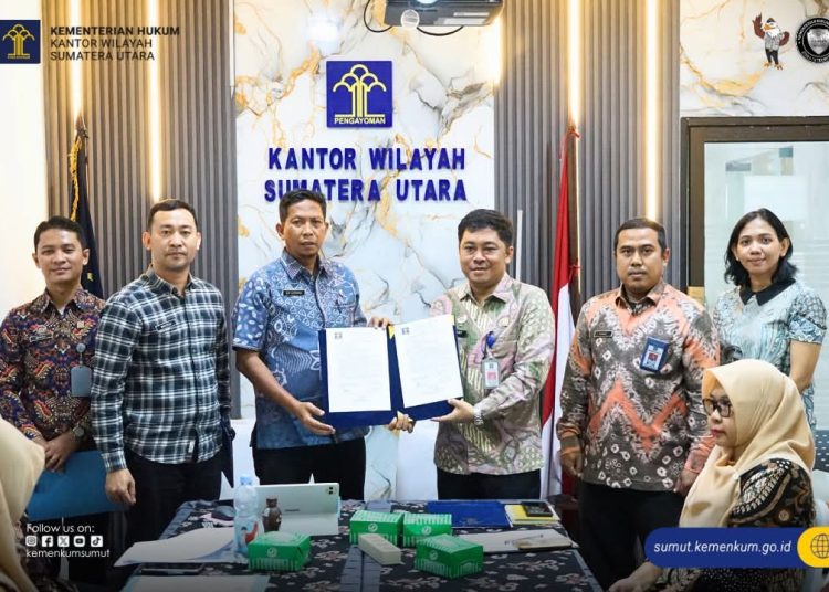 Kepala Divisi Peraturan Perundang-undangan dan Pembinaan Hukum, Ferry Ferdiansyah (tiga kanan) saat menyerahkan harmonisasi empat Rancangan Peraturan Bupati (Ranperbup) Asahan  di Kanwil Kemenkun Sumut.(Satunusantara news/HO-Diskominfo Sumut).
