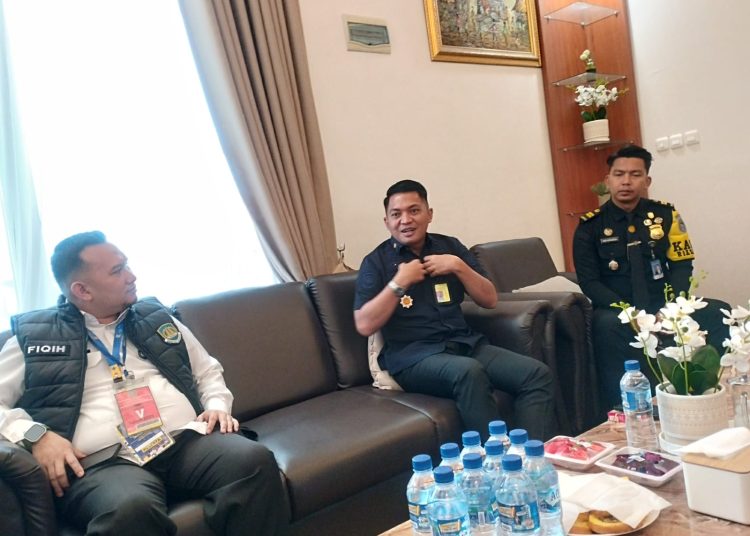 Kepala Bidang Tempat Pelayanan Imigrasi (TPI) Bandara Internasional Kualanamu, Sofyan (tengah) didampingi Koordinator Humas Kanwil Ditjen Imigrasi Sumut, Dicky (kiri) saat menjelaskan kepada tim media di Bandara Kualanamu.(Satunusantara news/Munawar).