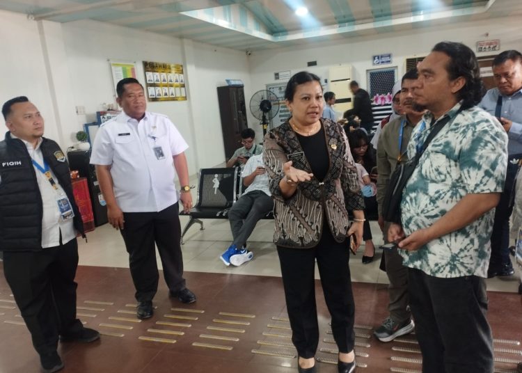 Kepala Seksi Lalu Lintas dan Izin Tinggal Keimigrasian, Leonita Rotua (tengah) saat menjelaskan kepada wartawan peserta Media Tour dan Refleksi Akhir Tahun 2025 Kanwil Ditjen Imigrasi Sumut, (Satunusantara news/Munawar).