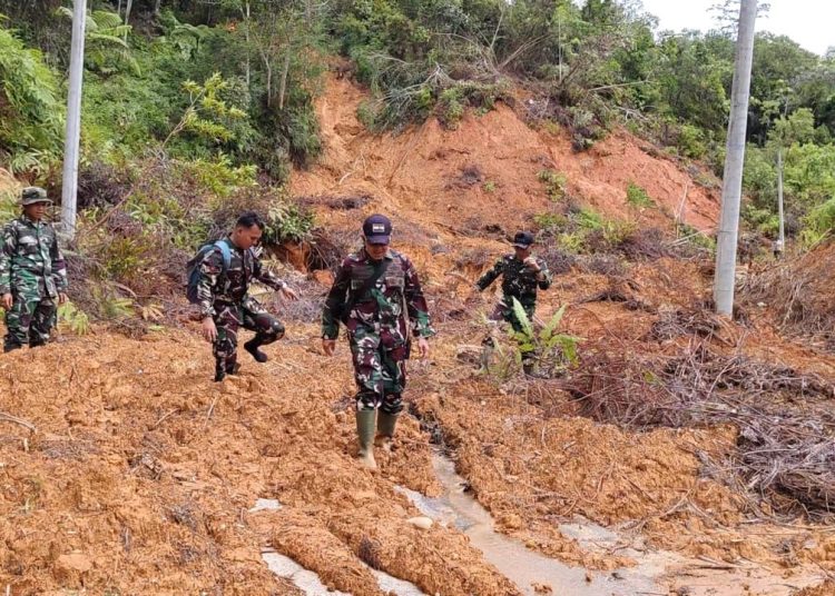 Danbrigif 7/RR Kolonel Inf Dadang Armada Sari, bersam Kakomlekdam I/BB Kolonel Cke M.A. Situmorang, meninjau lokasi bencana longsor yang menutupi akses jalan di Desa Rampa, Kecamatan Sitahuis, Kabupaten Tapteng(Satunusantara news/HO-Pendam I/BB)