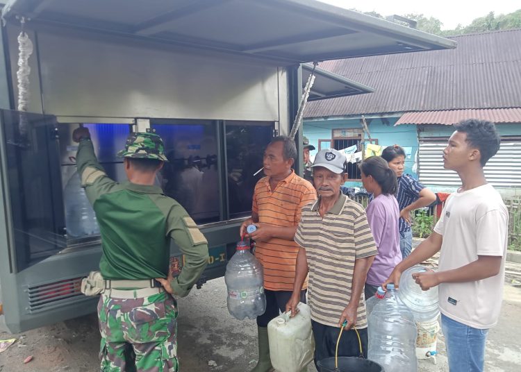 Satgas Yonzipur I/DD mengerahkan satu unit Mobil RO (Reverse Osmosis) Water Treatment untuk membantu warga yang terdampak banjir dan longsor di KM 38, Desa Parsingkaman, Kecamatan Adiankoting, Kabupaten  Taput.(Satunusantara news/HO-Pendam I/BB)