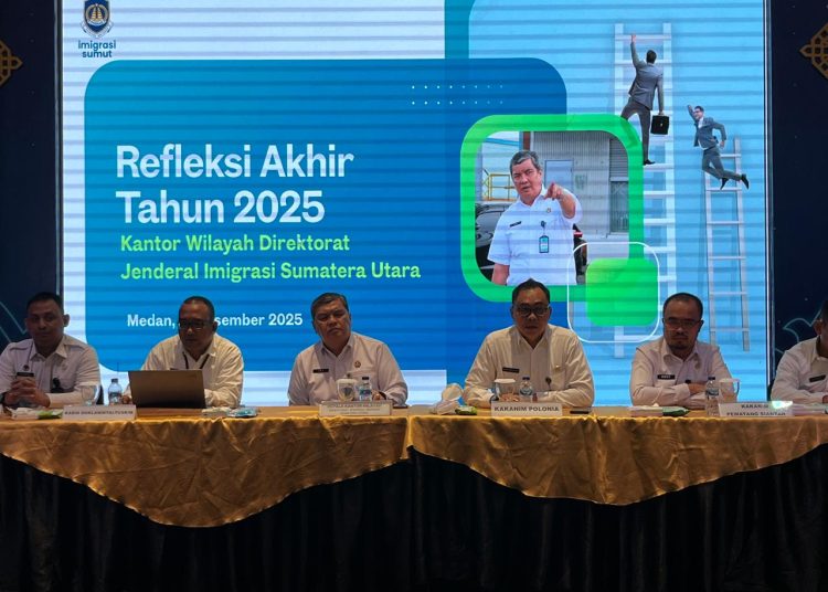 Kakanwil Ditjen Imigrasi Sumut Teodorus Simarmata (tiga kiri) saat menyampaikan Refleksi Akhir Tahun 2025 di Gedung Menara Mandiri Medan.(Satunusantara news/HO-Kanwil Ditjen Imigrasi Sumut).