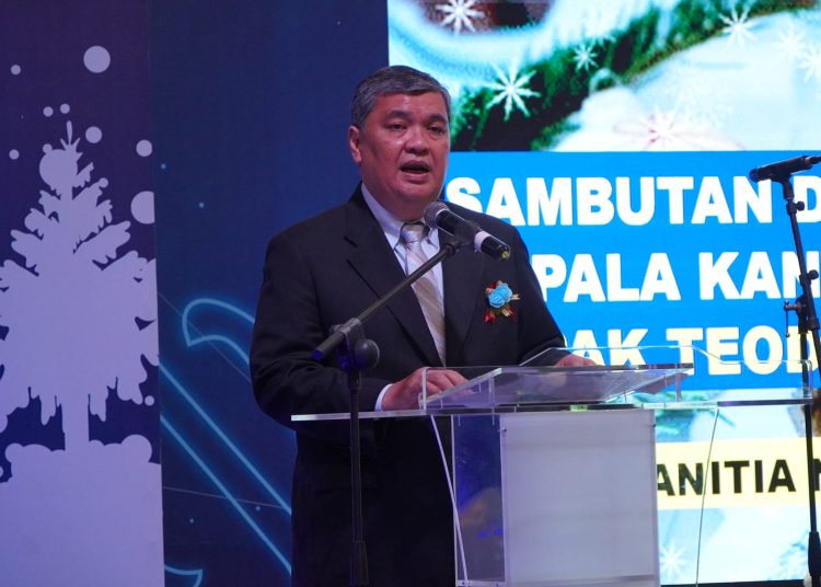 Kakanwil Ditjen Imigrasi Sumut,Teodorus Simarmata, sebagai Ketua Panitia Natal, saat menyampaikan sambutan di Gedung Menara Mandiri Medan.(Satunusantara news/HO-Kanwil Ditjen Imigrasi Sumut).