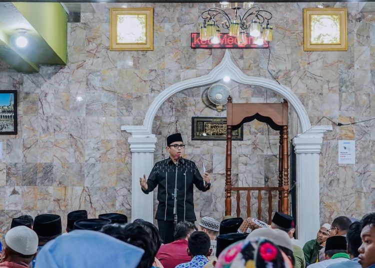 Wali Kota Medan Rico Tri Putra Bayu Waas (tengah) saat Safari Jumat Pemko Medan di Masjid Thawalib, Kelurahan Komat III, Kecamatan Medan Kota, Kota Medan.(Sataunusantara news/HO-Diskominfo Medan).