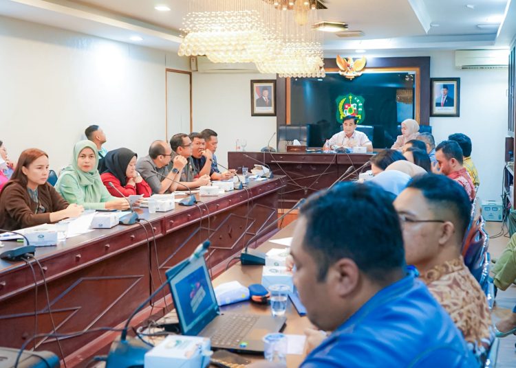 Asisten Pemerintahan dan Kesejahteraan Rakyat Setda Kota Medan, M. Sofyan (tengah) saat memimpin rapat persiapan sebagai tuan rumah Rakernas XVIII APEKSI tahun 2026 di Balaikota Medan.(Satunusantara news/HO-Diskominfo Medan).