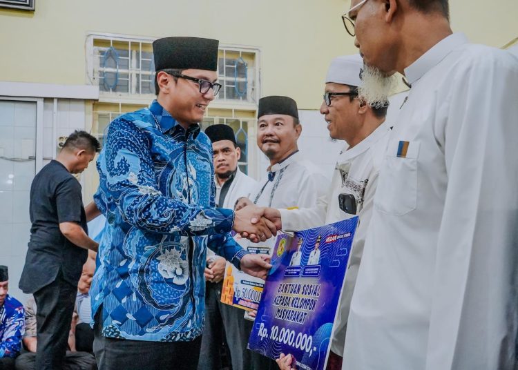 Wali Kota Medan Rico Tri Putra Bayu Waas (kiri) saat menyerahkan b antuan kepada Pengurus BKM Masjid Masjid Al-Istiqomah, Kelurahan Besar, Kecamatan Medan Labuhan, Kota Medan.(Satunusantara news/HO-Diskominfo Medan).