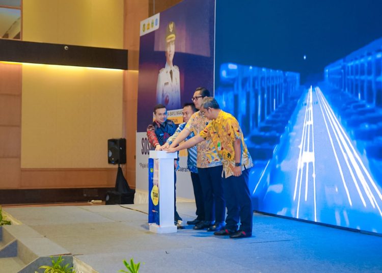 Wali Kota Medan, Rico Tri Putra Bayu Waas (tengah) saat menekan tombol acara Sosialisasi Opsen PKB sekaligus Launching Smart Tax, di Hotel Arya Duta Medan.(Satunusantara news/HO-Diskominfo Medan).