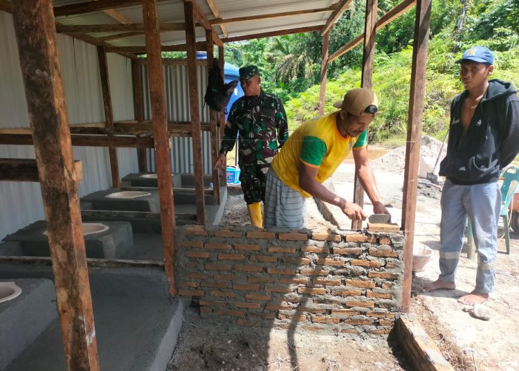 Personel Koramil 01/Batang Toru, saat membangun fasilitas MCK bagi warga terdampak bencana di Desa Batu Hula, Kecamatan Batang Toru, Kabupaten Tapsel.(Satunusantara news/HO-Pendam I/BB).