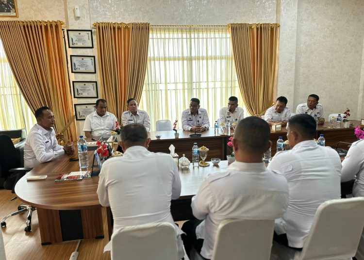 Kalapas Kelas I Medan, Fonika Affandi  (kiri) saat  memimpin rapat perdana bersama jajaran pejabat struktural.(Satunusantara news/HO-Lapas Kelas I Medan).