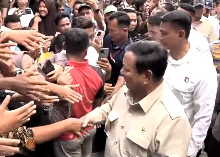 Presiden  RI Prabowo  Subianto (kanan) saat  berinteraksi langsung dengan warga terdampak di posko pengungsian, salah satunya di Madrasah Aliyah Negeri (MAN) 1 Langkat.(Satunusantara news/HO-Pendam I/BB)