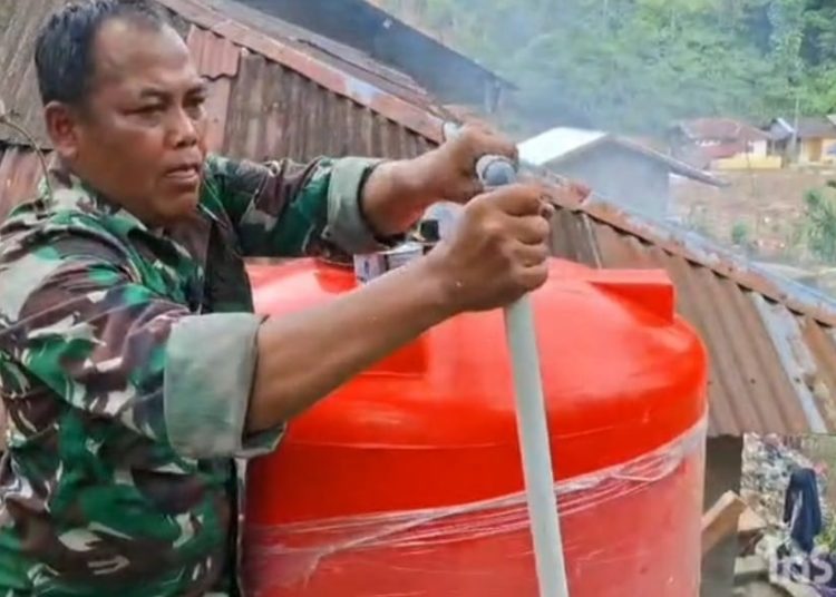 Satgas Kodim 0210/Tapanuli Utara, saat  memasang pompa penjernih air di Posko Pengungsian Gereja HKBP Sibalanga, Kabupaten Taput.(Satunusantara news/HO-Pendam I/BB).