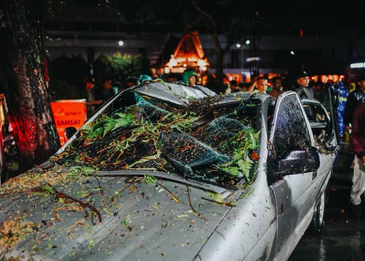 Hujan deras disertai angin kencang yang mengguyur Kota Medan, pohon besar tumbang dan menimpa mobil warga melintas
di Jalan Imam Bonjol Medan.(Satunusantara news/HO-Diskominfo Medan)