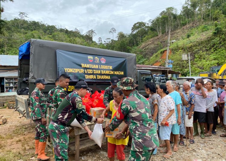 Satgas Yonzipur I/DD bersama Bankom Macan Dhira Dharma menyalurkan bantuan sembako untuk warga terdampak bencana di KM 49, Desa Rampa, Kecamatan Sitahuis, Kabupaten Tapteng.(Satunusantara news/HO-Pendam I/BB).