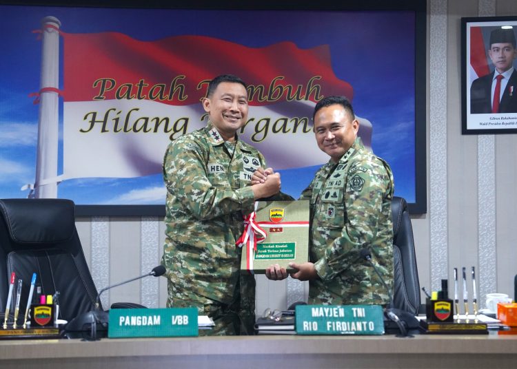 Pangdam I/BB lama Mayjen TNI Rio Firdianto (kanan) saat menyerahkan risalah jabatan kepada Pangdam I/BB yang baru Mayjen TNI Hendy Antariksa di Makodam I/BB.(Satunusantara news/HO-Pendam I/BB).