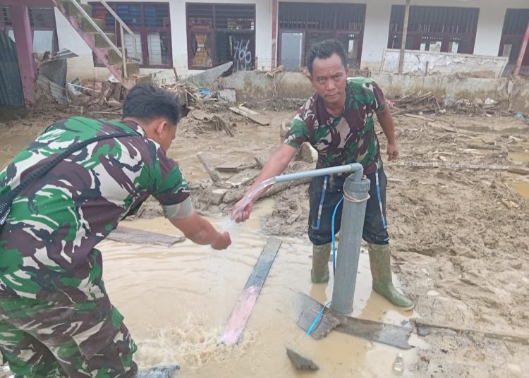 Personel Koramil 01/Batang Toru melaksanakan pembuatan sumur bor guna memenuhi kebutuhan air bersih bagi warga terdampak banjir di Desa Huta Godang, Kecamatan Batang Toru, Kabupaten  Tapsel.(Satunusantara news/HO-Pendam I/BB).