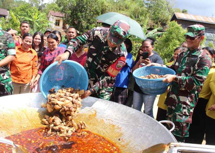 Satgas Penaggulangan Bencana Kodam I/BB  bersama tim Chef Bobon Santoso, saat  masak besar bagi warga terdampak bencana di Desa Adiankoting, Kecamatan Adiankoting, Kabupaten Taput.(Satunusantara news/HO-Pendam I/BB).