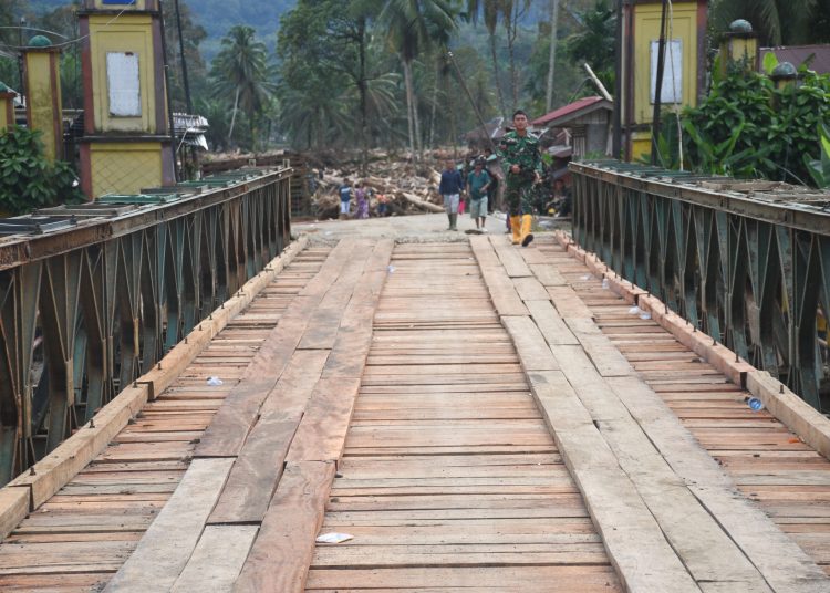 Satgas Yonzipur I/DD telah menuntaskan proses pemasangan Jembatan Bailey di titik Jembatan Anggoli, Kecamatan Sibabangun, Kabupaten Tapteng, rampung 100 persen .(Satunusantara news/HO-Pendam I/BB).