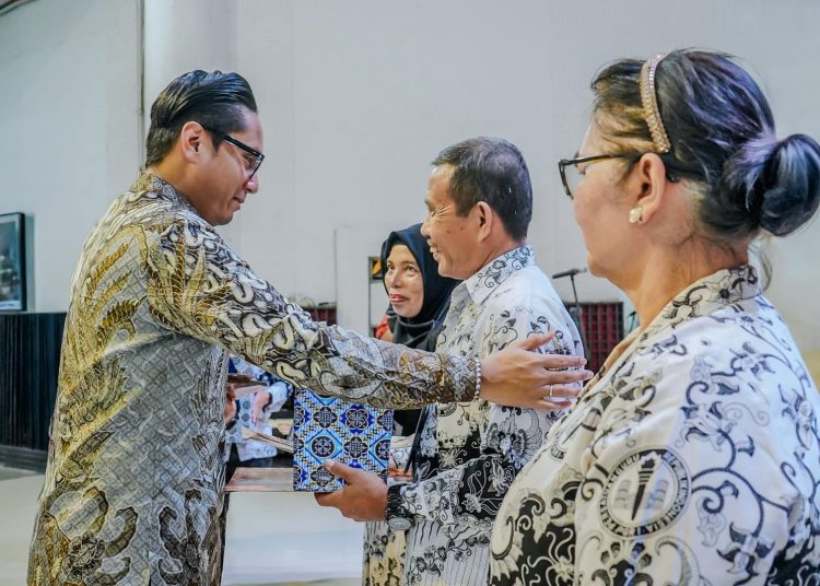Wali Kota Medan Rico Waas (kiri) saat  menyerahkan penghargaan kepada guru yang memasuki masa purnabakti sebagai bentuk apresiasi atas pengabdian mereka di dunia pendidikan. (Satunusantara news/HO-Diskominfo Medan).