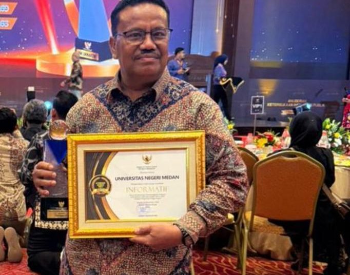 Rektor Unimed Prof. Dr. Ir. Baharuddin, ST., M.Pd, menerima pada Anugerah Keterbukaan Informasi Publik Tahun 2025 dari KIP RI.(Satunusantara news/HO-Humas Unimed).