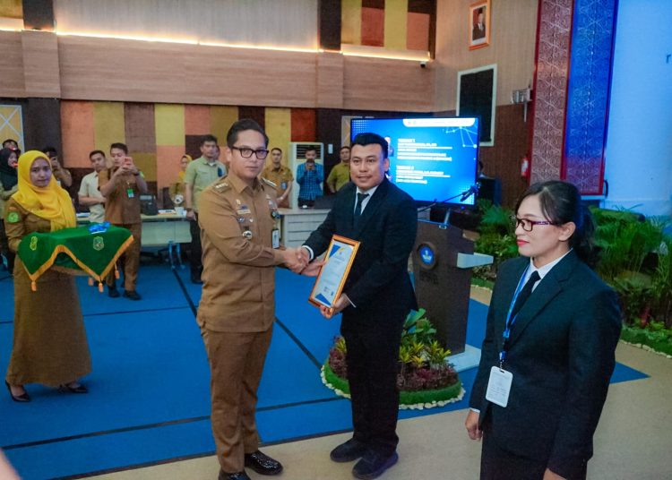Wali Kota Medan, Rico Tri Putra Bayu Waas (kiri) saat menyerahkan sertifikat kepada peserta Pelatihan Kepemimpinan Pengawas Angkatan II di lingkungan Pemko Medan.(Satunusantara news/HO-Diskominfo Medan).