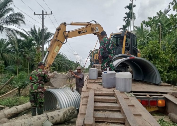 Satgas Penanggulangan Bencana Alam Kodam I/BB  melalui Zidam I/BB , saat melaksanakan pengerjaan pembangunan jembatan Aramco di Dusun 3 Pondok Gudang, Desa Perkebunan Tanjung Beringin, Kecamatan Hinai, Kabupaten Langkat.(Satunusantara news/HO-Pendam I/BB).