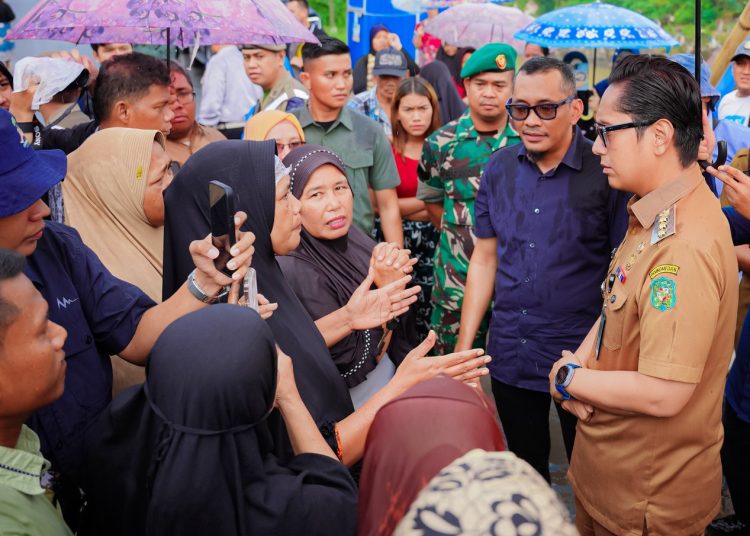Wali Kota Medan, Rico Tri Putra Bayu Waas (kiri) saat mendengarkan aspirasi masyarakat terkait drainase, ketika meninjau jembatan gantung di kota Bangun, Kecamatan Medan Deli, Kota Medan, rusak akibat diterjang banjir.(Satunusantara news/HO-Diskominfo Medan).
