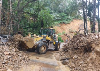 Satgas Kodam I/BB laksanakan pembersihan akses jalan menghubungakan Tarutung dan Sibolga melalui Batu Lobang
