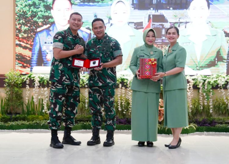Pangdam I/BB Mayjen TNI Hendy Antariksa (kiri)  saat menyerahkan cendramata kepada Mayjen TNI Rio Firdianto (kanan), pada acara lepas sambut Pangdam I/BB di Gedung Balai Prajurit Makodam I/BB, Medan.(Satunusantara news/HO-Pendam I/BB)