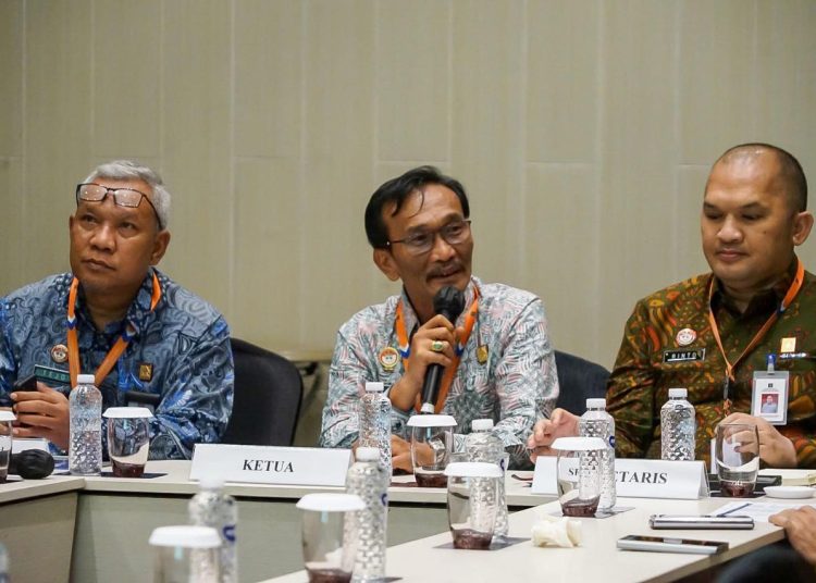 Kakanwil Kemenkum Sumut, Ignatius Mangantar Tua Silalahi (tengah) saat  memimpin komisi 6 dalam pembahasan bidang pelaksana teknis didampingi Kepala Badiklat Jawa Tengah, Rinto Gunawan Sitorus, pada Rapat Koordinasi Pengendalian Kinerja Kementerian Hukum Tahun 2025 di Grand Mercure Jakarta Kemayoran,.(Satunusantara news/HO-Kanwil Kemenkum Sumut).