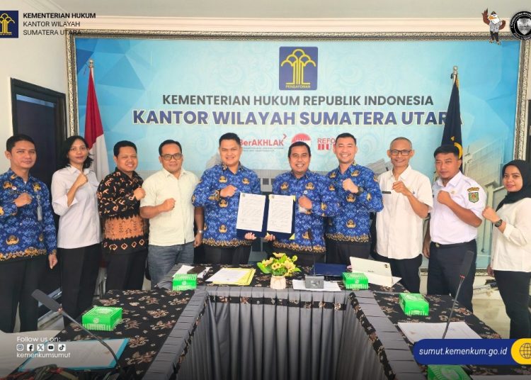 Perancang Ahli Madya Kemenkum Sumut, Fauzi Iswahyudi (empat kanan) saat menyerahkan (Ranperbup) Asahan mengenai perubahan regulasi pegawai BLUD pada UPTD RSUD Haji Abdul Manan Simatupang kepada pihak Kabupaten Asahan.(Satunusantara news/HO-Kemenkum Sumut).