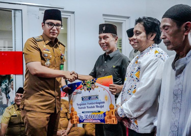 Wali Kota Medan Rico Tri Putra Bayu Waas (kiri) saat menyerahkan bantuan ke Masjid Al-Hidayah, Kelurahan Sei Putih Tengah, Kecamatan Medan Petisah.(Satunusantara news/HO-Diskoinfo Medan)