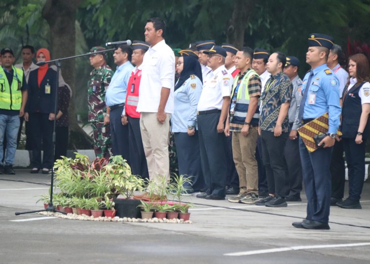 Plt Director Operation & Services PT Angkasa Pura Aviasi, Nugroho Jati (tengah) saat memimpin apel  Posko Natal 2025 dan Tahun Baru 2026 di Bandara  Internasional Kualanamu, Deliserdang.(Satunusantara news/HO-Humas PT Angkasa Pura Aviasi).