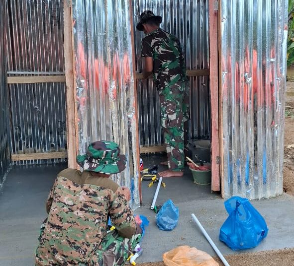 Satgas Kodam I/BB   melaksanakan pembangunan fasilitas MCK bagi warga terdampak bencana di Desa Kebun Pisang, Kecamatan Badiri, Kabupaten Tapteng.(Satunusantara news/HO-Pendam I/BB).
