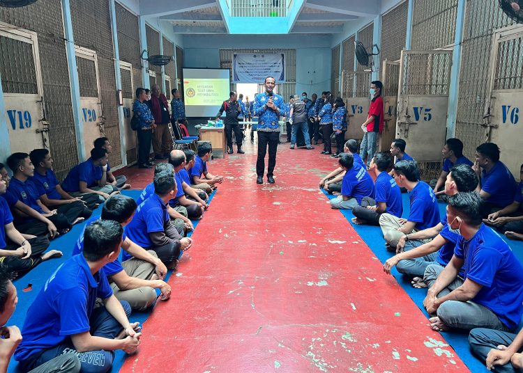 Kalapas  Kelas I Medan , Fonika Affandi (tengah) saat memberikan pengarahan di depan warga binaan di Lapas Medan.(Satunusantara news/HO-Lapas Medan).