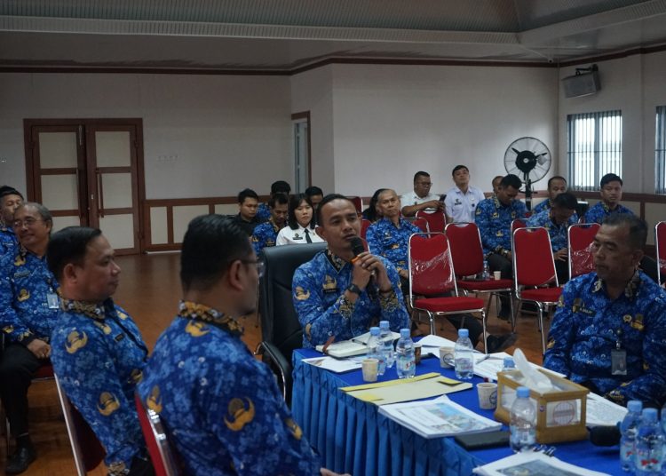 Kalapas Kalas i Medan, Fonika Affandi  (tengah) saat memimpin rapat  evaluasi di ruang rapat Kalapas Medan.(Satunusanara news/HO-Lapas Medan).