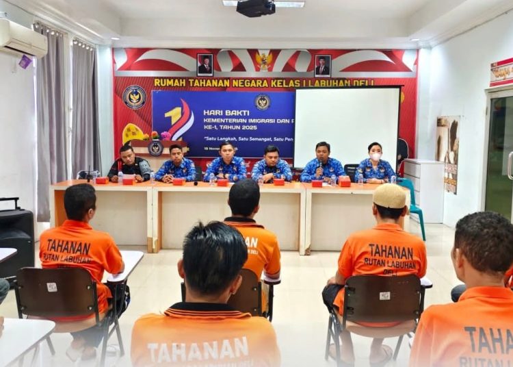 Kepala Seksi Pelayanan Tahanan, Power Siahaan (tengah) saat memimpin sidang TPP di Ruang Moralitas lantai 2 Rutan Labuhan Deli,(Satunusantara news/HO-Rutan Labuhan Deli).