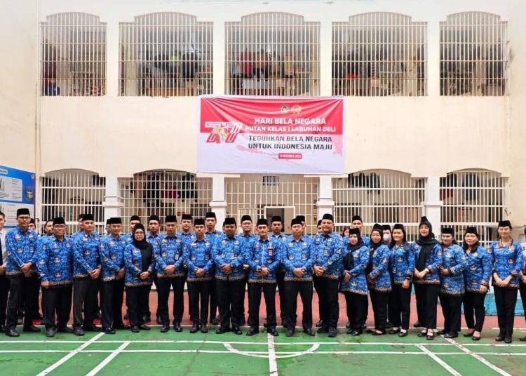 Kepala Rutan Kelas I Labuhan Deli, Eddy Junaedi (tengah) foto bersama  usai  Peringatan Hari Bela Negara Ke-77 Tahun 2025, di lapangan blok hunian Rutan Labuhan Deli.(Satunusantara news/HO-Rutan Labuhan Deli)