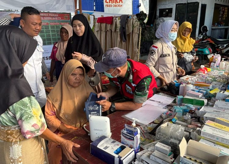 Satgas Kesdam I/BB melaksanakan pemeriksaan kesehatan bagi masyarakat terdampak banjir bandang di Desa Batu Hula, Kecamatan Batang Toru, Kabupaten Tapsel.(Satunusantara news/HO-Pendam I/BB).